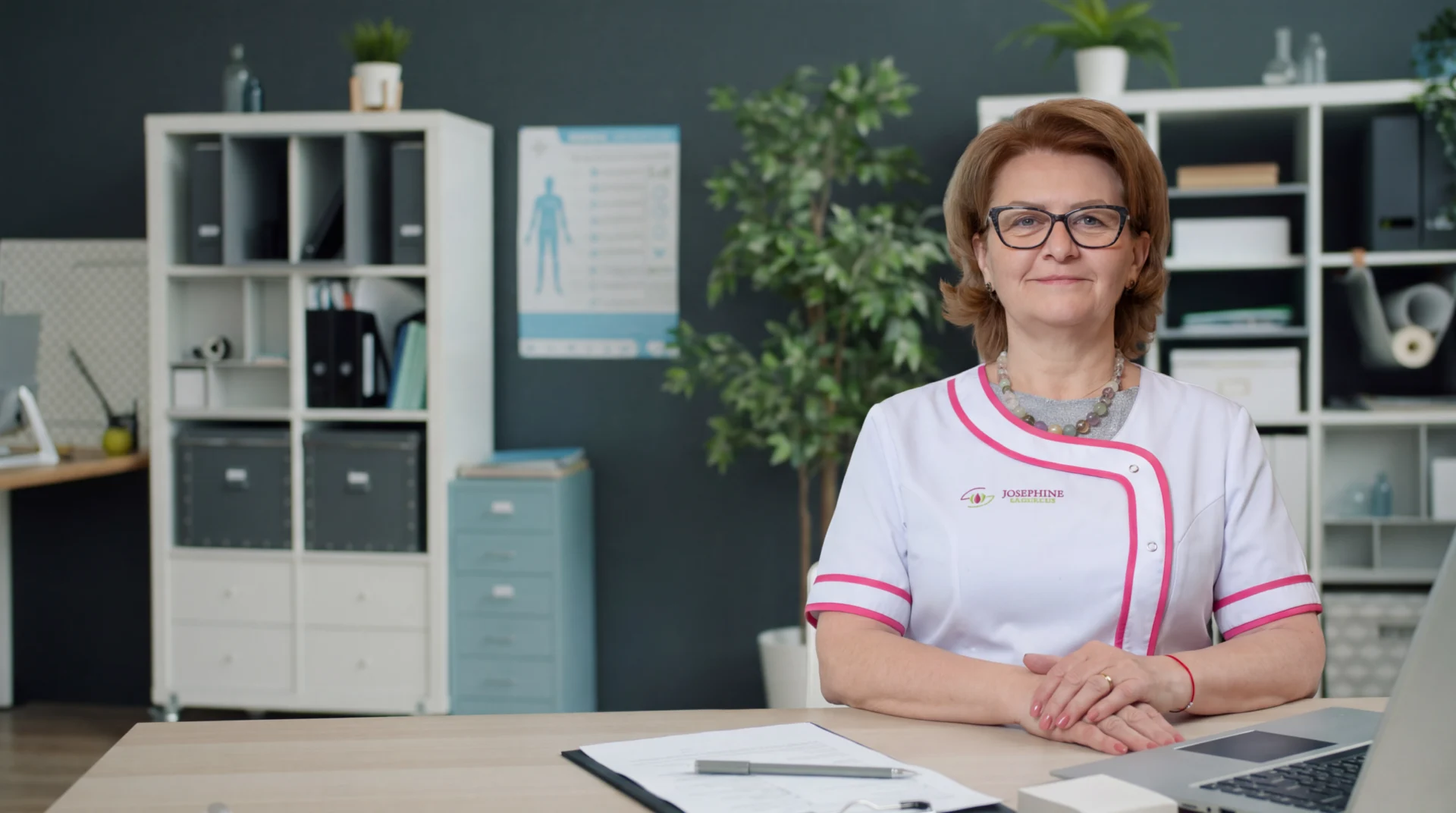Dr. Adriana Blaj, medic homeopat Brașov, în cabinet